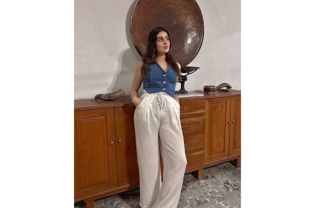 Outfits con chaleco de mezclilla para mujeres de 40