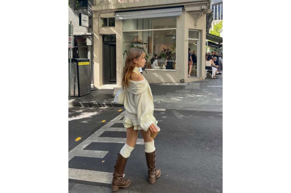 Calzado ideal para usar shorts con outfits de lluvia