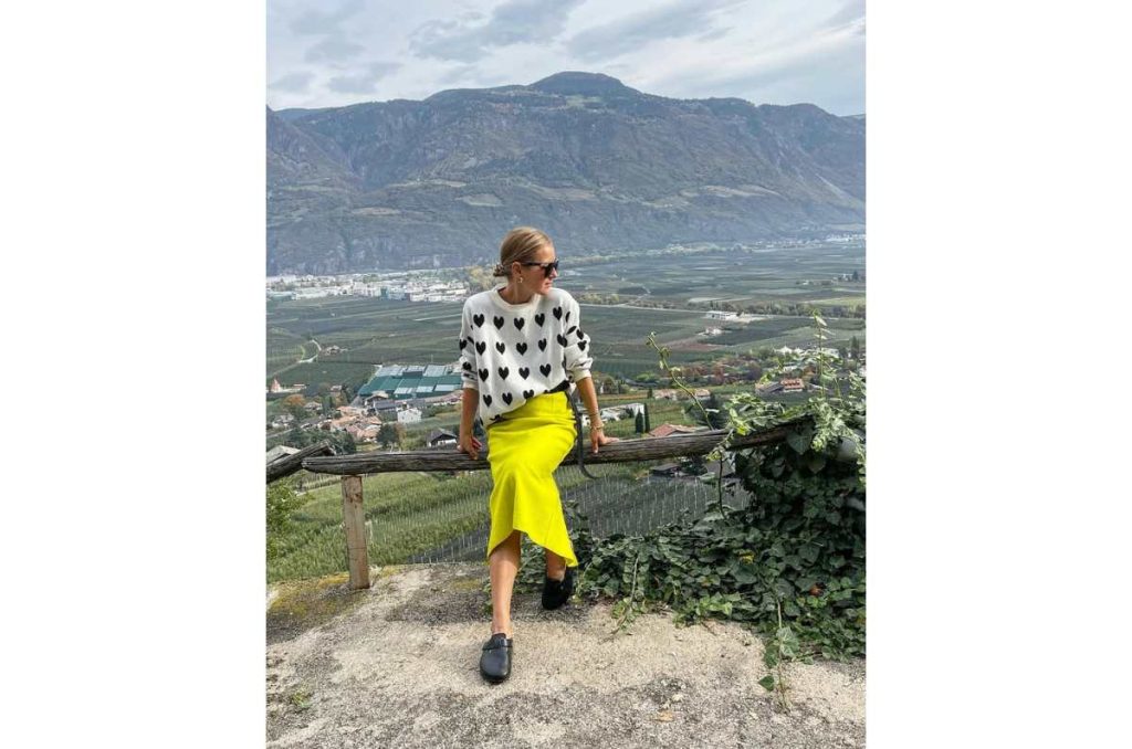 Falda midi con suéter oversize