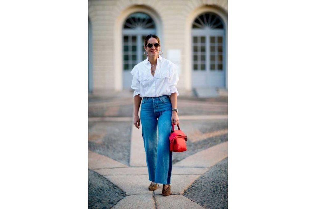 Outfits parisinos para el verano con blusa romántica