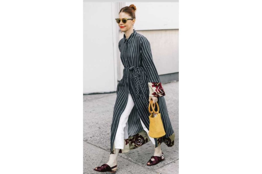 Outfit parisino de vestido camisero con pantalón
