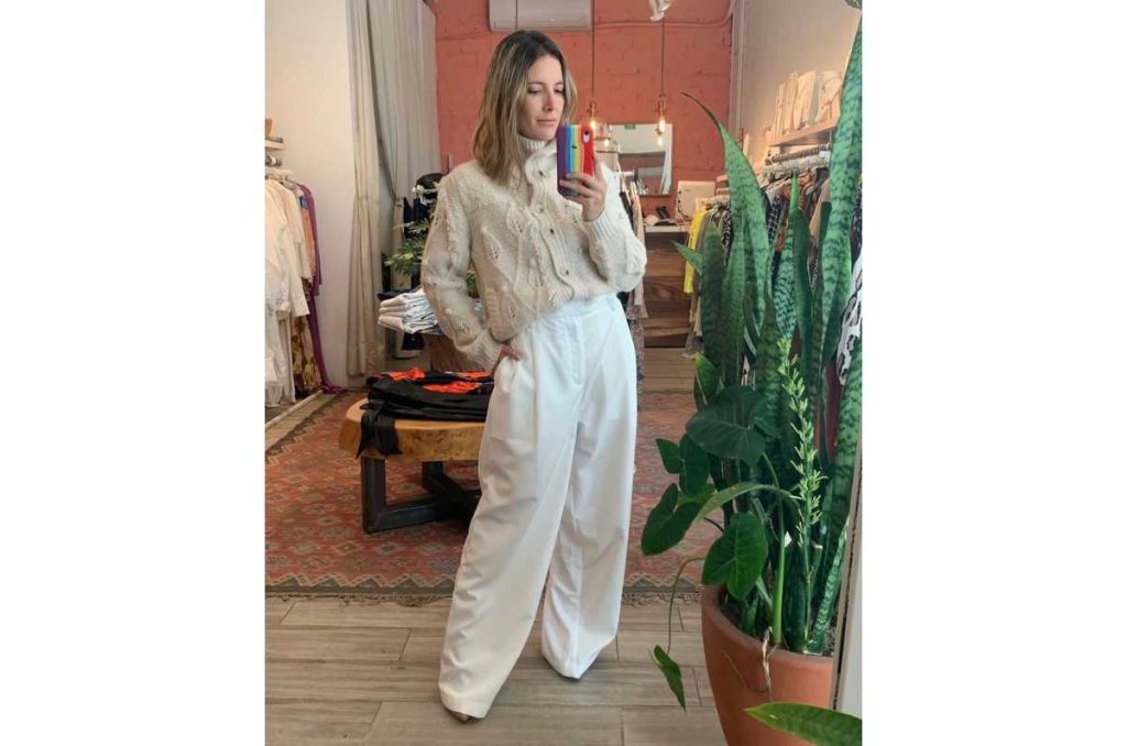 Outfits para ocasiones especiales con pantalones anchos en tonos neutros
