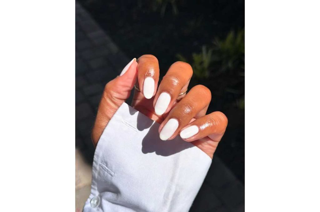 Uñas almendradas 2025 blanco cremoso