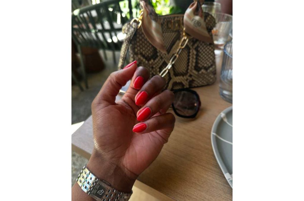 Uñas almendradas rojas para pieles morenas