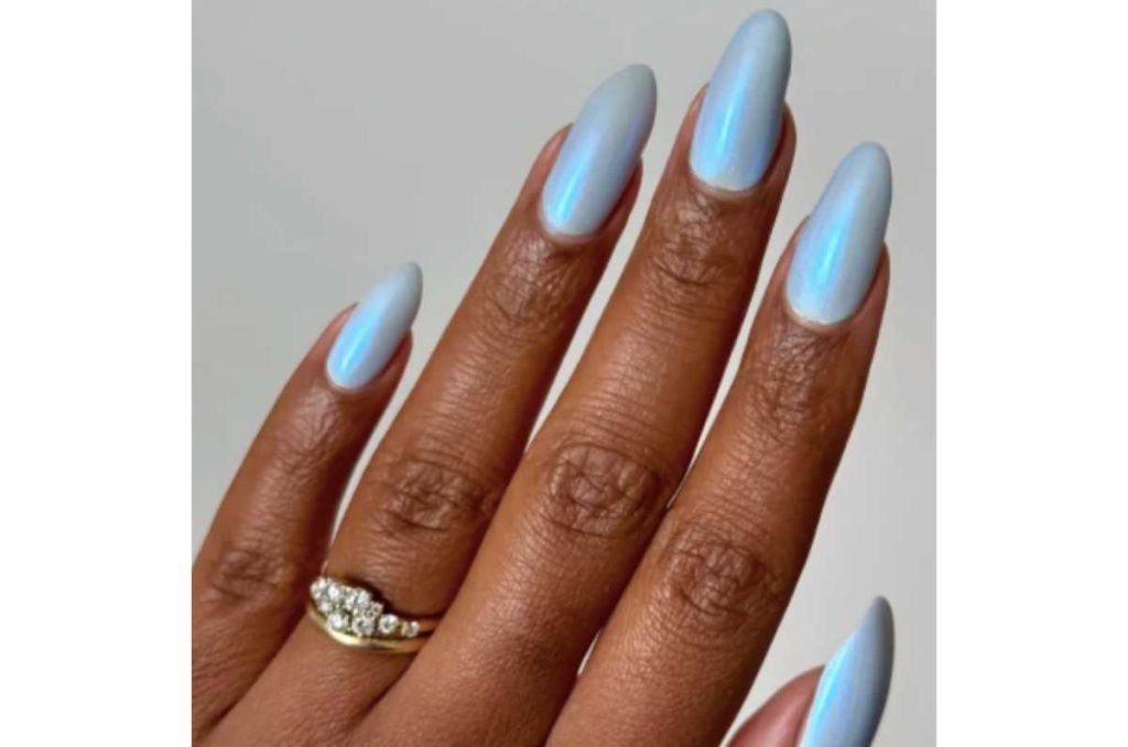 uñas azul celeste cromadas