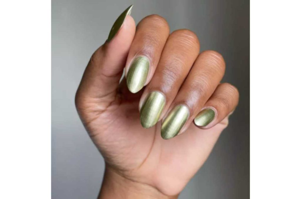 Uñas cromadas en tendencia para el verano