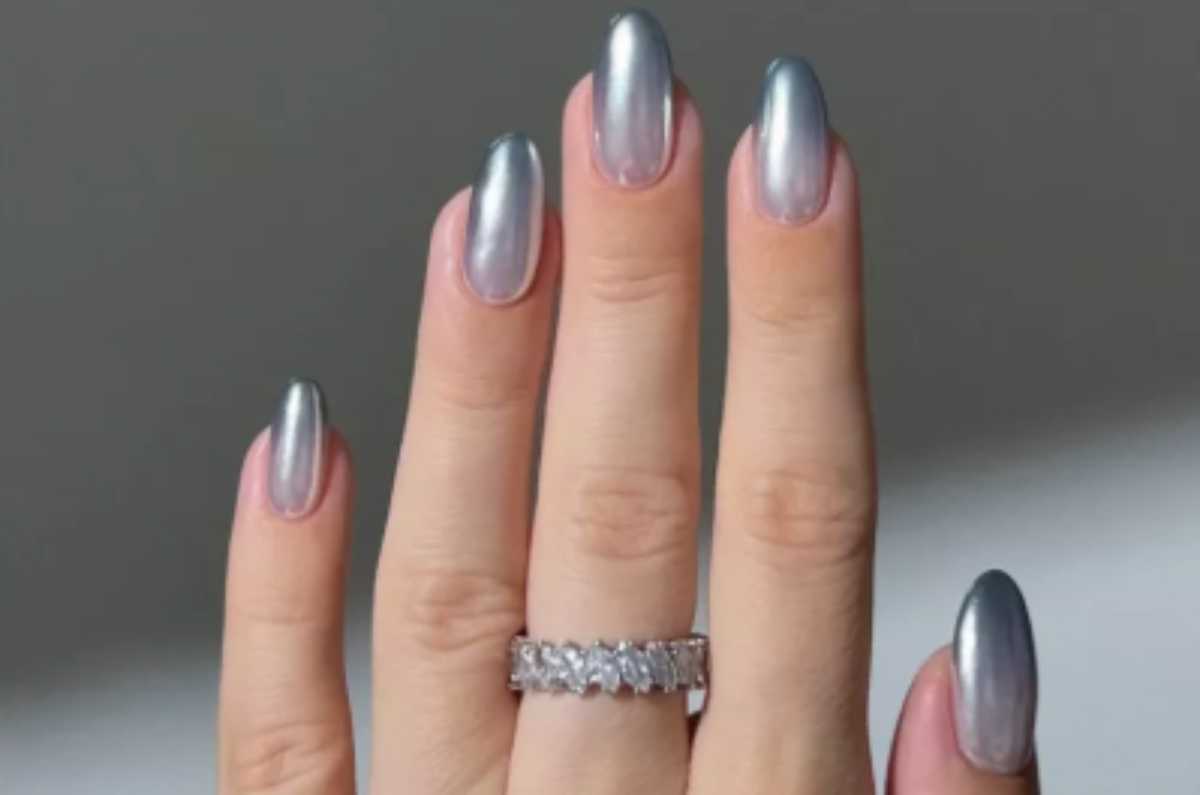 Uñas cromadas: la tendencia más vibrante del verano