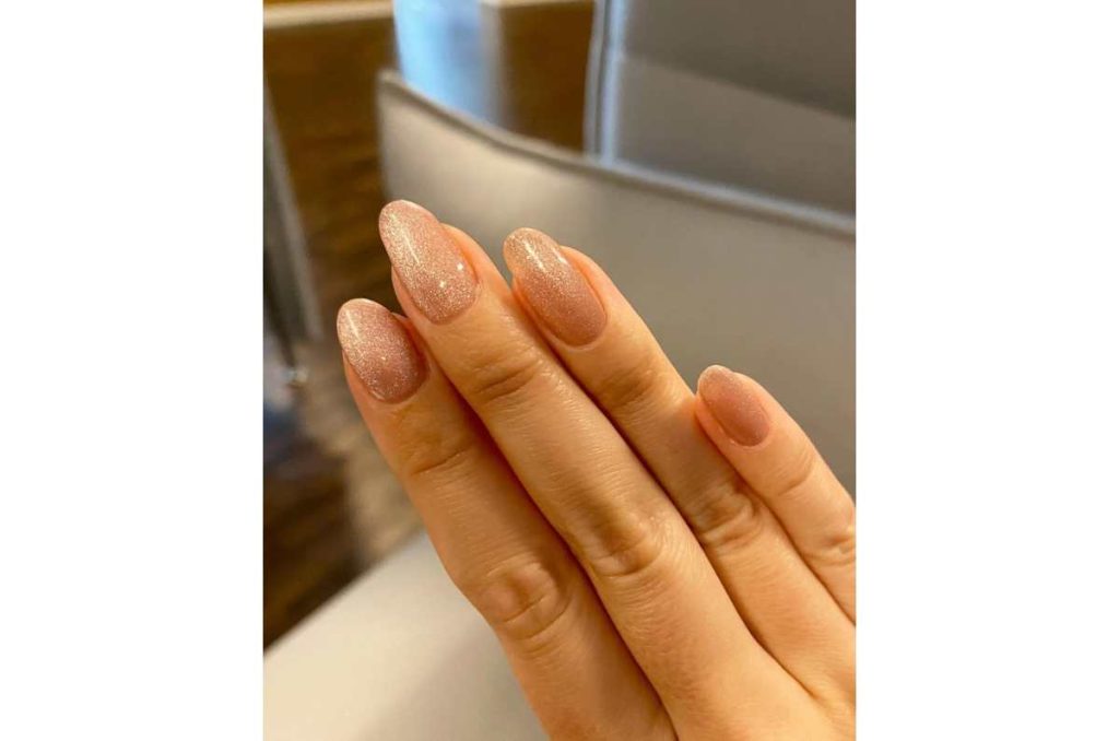 Uñas elegantes arena efecto velvet