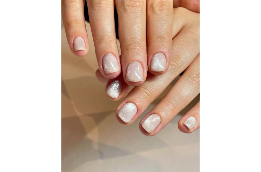 Uñas elegantes blancas estilo terciopelo