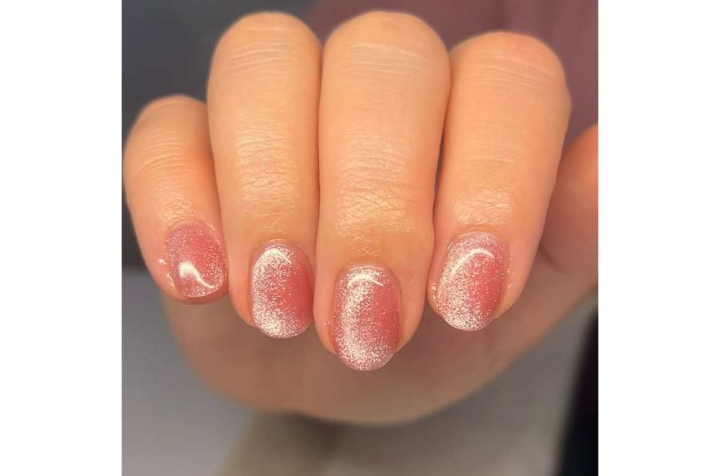 Uñas durazno elegantes efecto velvet