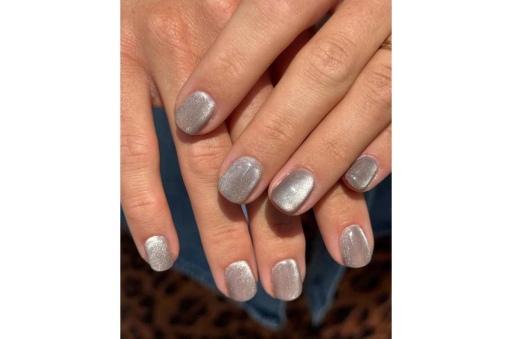 uñas elegantes grises efecto velvet