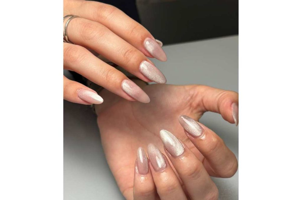 Uñas elegantes taupe efecto velvet