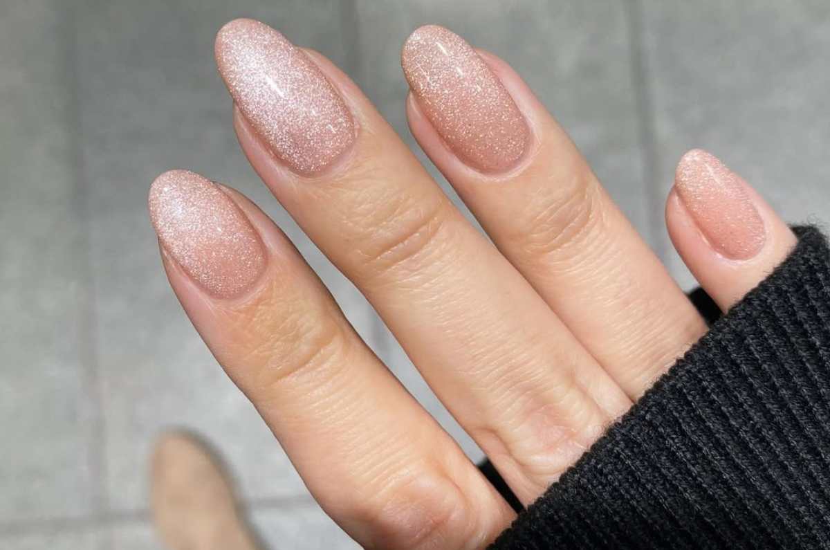 10 uñas neutrales con efecto velvet que te harán lucir extra elegante