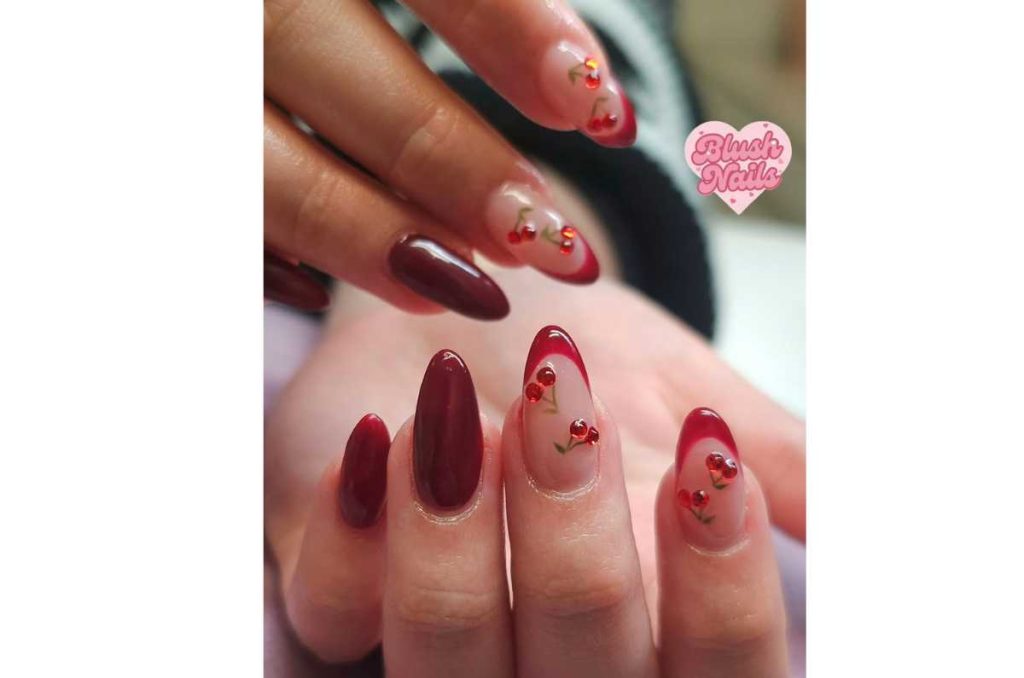 Uñas rojas 3D con cerezas