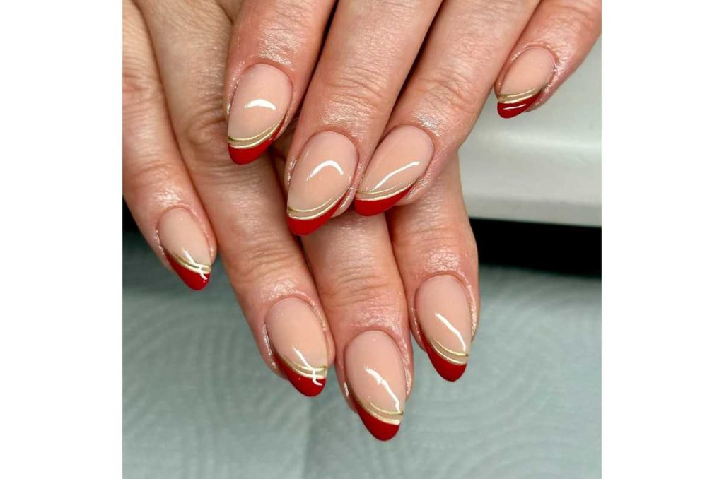 Uñas rojo con dorado francés