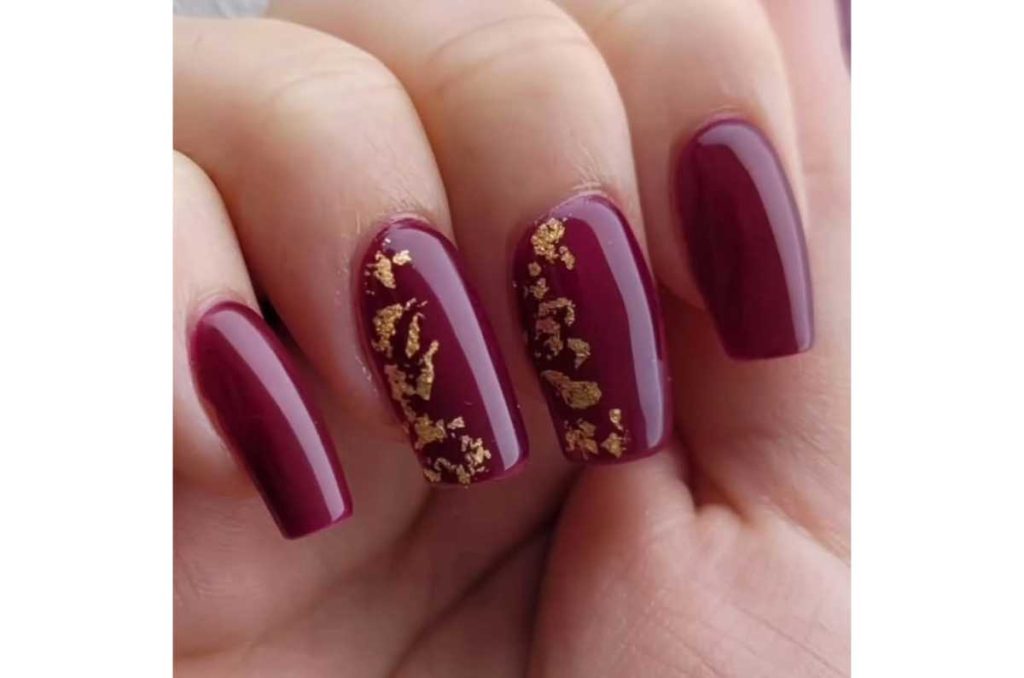 Uñas rojo con foil dorado