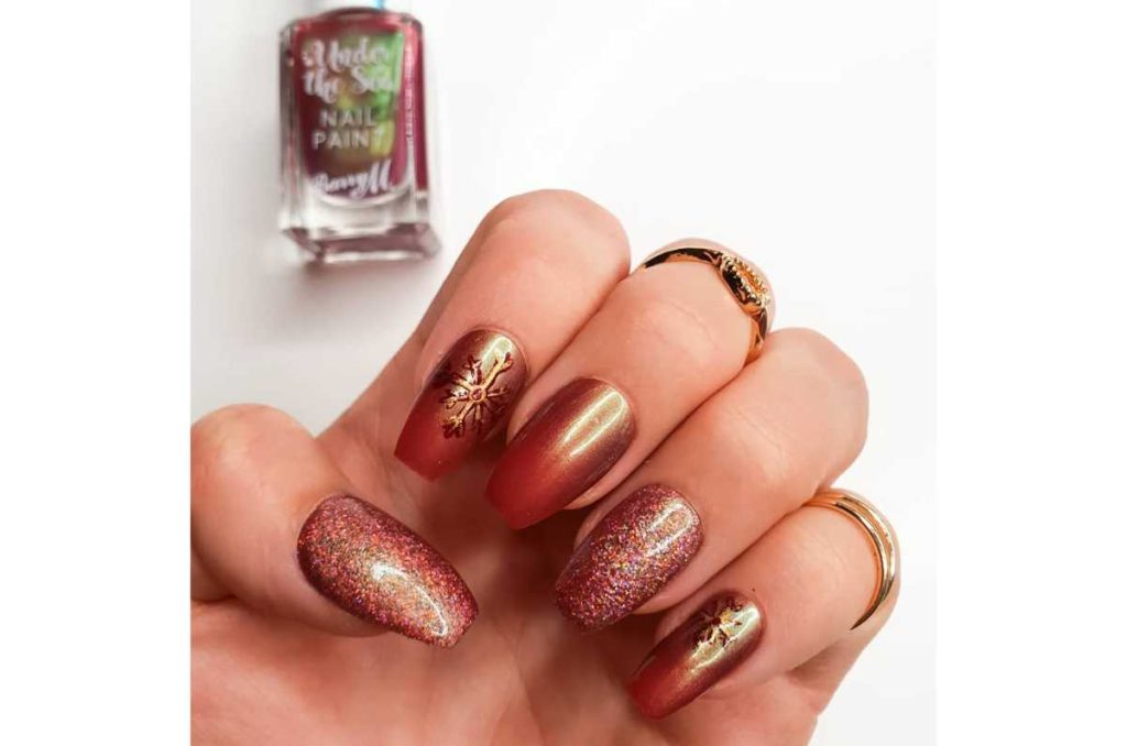 Uñas rojas con dorado degradadas