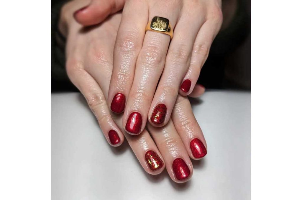 Uñas rojas con dorado