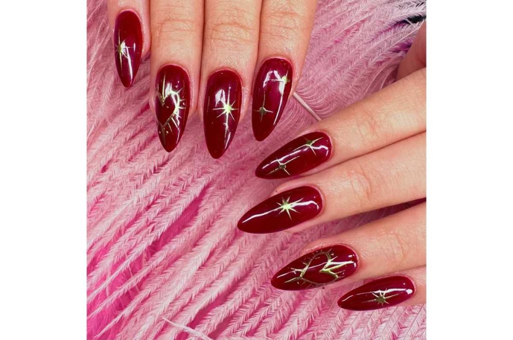Uñas rojo con dorado minimalistas