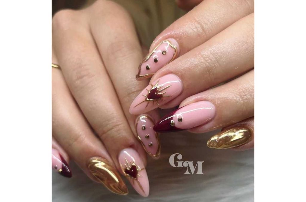 Uñas rojas con dorado metalico