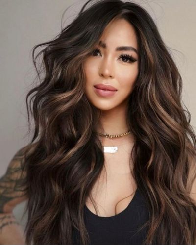 Cabello oscuro para piel morena