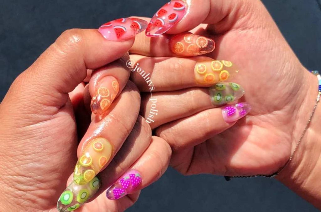 Diseños de uñas frutales: la tendencia más divertida y fresca del verano 5