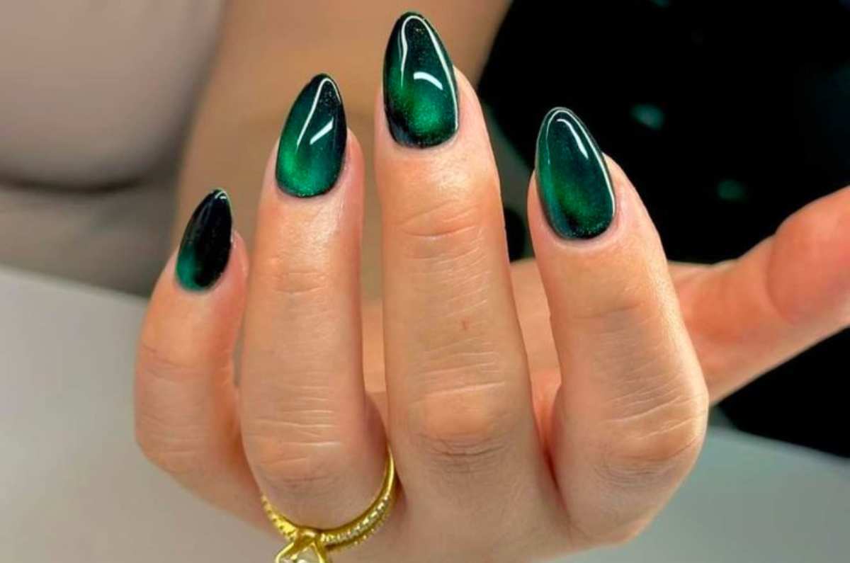 Uñas almendradas color verde ideales para pieles morenas