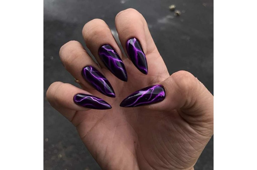 5 diseños de uñas violeta elegantes para el verano 6