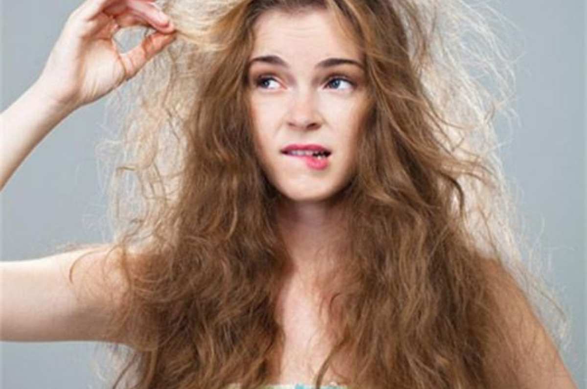5 peinados anti-frizz para días de humedad