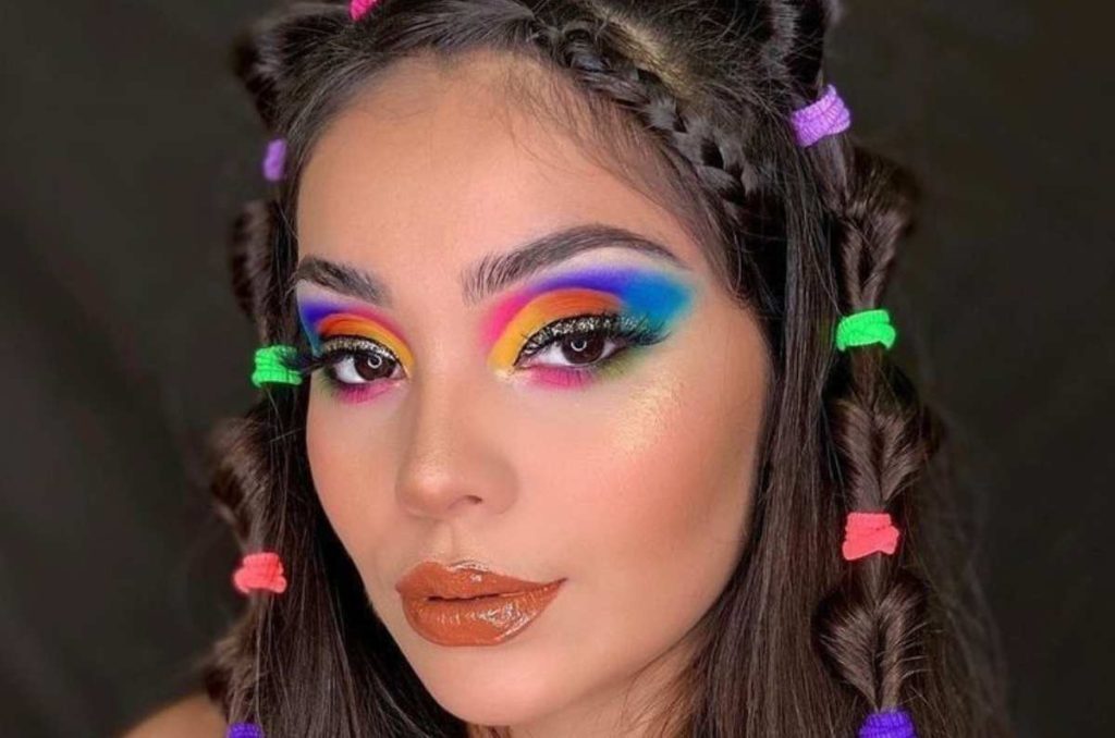 Deslumbra con rostro, maquillaje y peinado