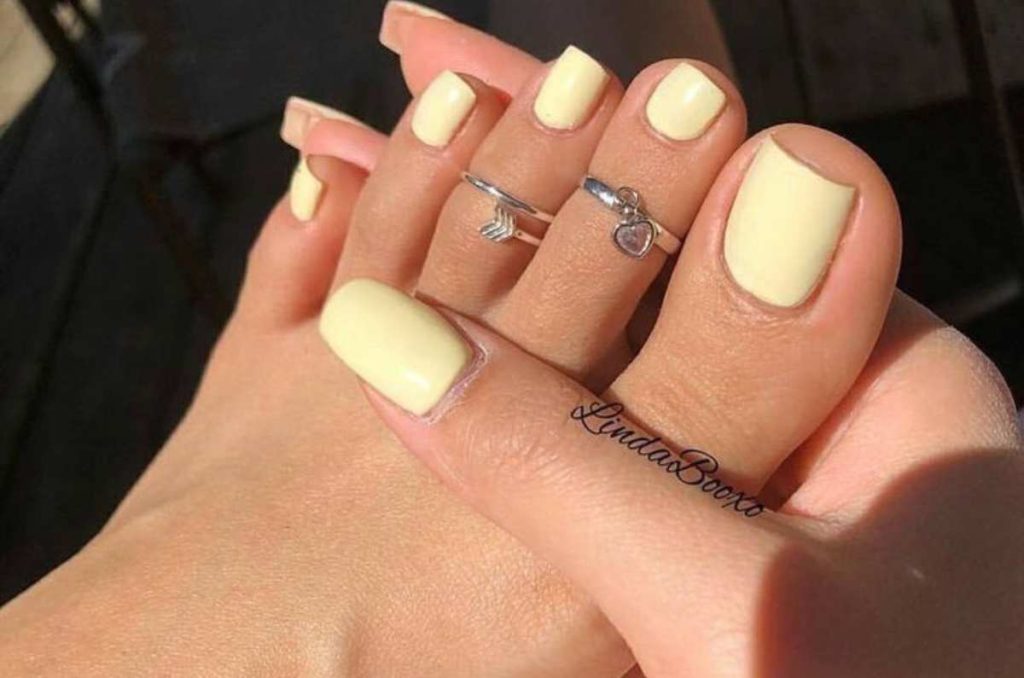 uñas color amarillo mantequilla