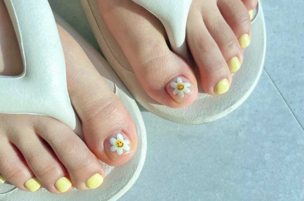 uñas color amarillo mantequilla