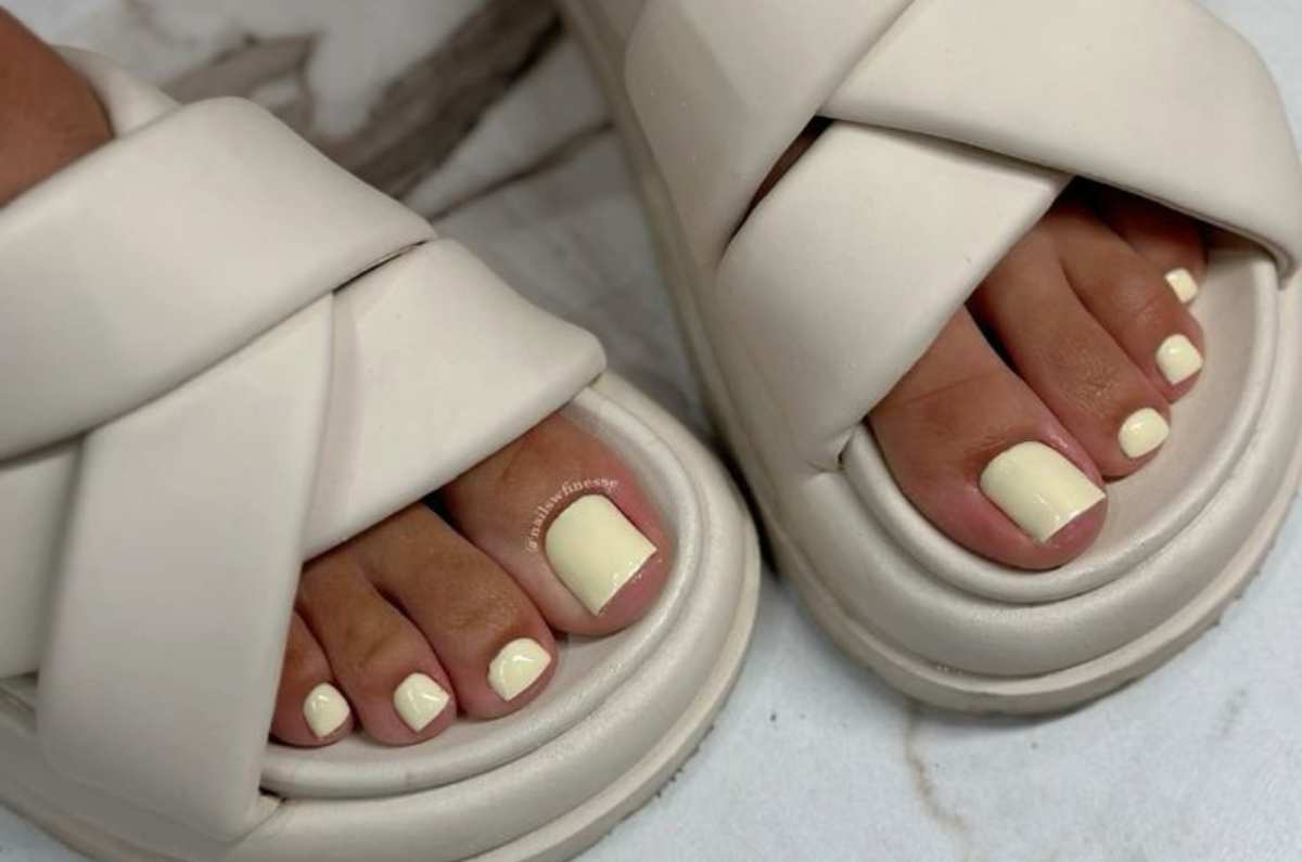 Pedicure amarillo mantequilla: 5 diseños creativos y en tendencia que no te puedes perder