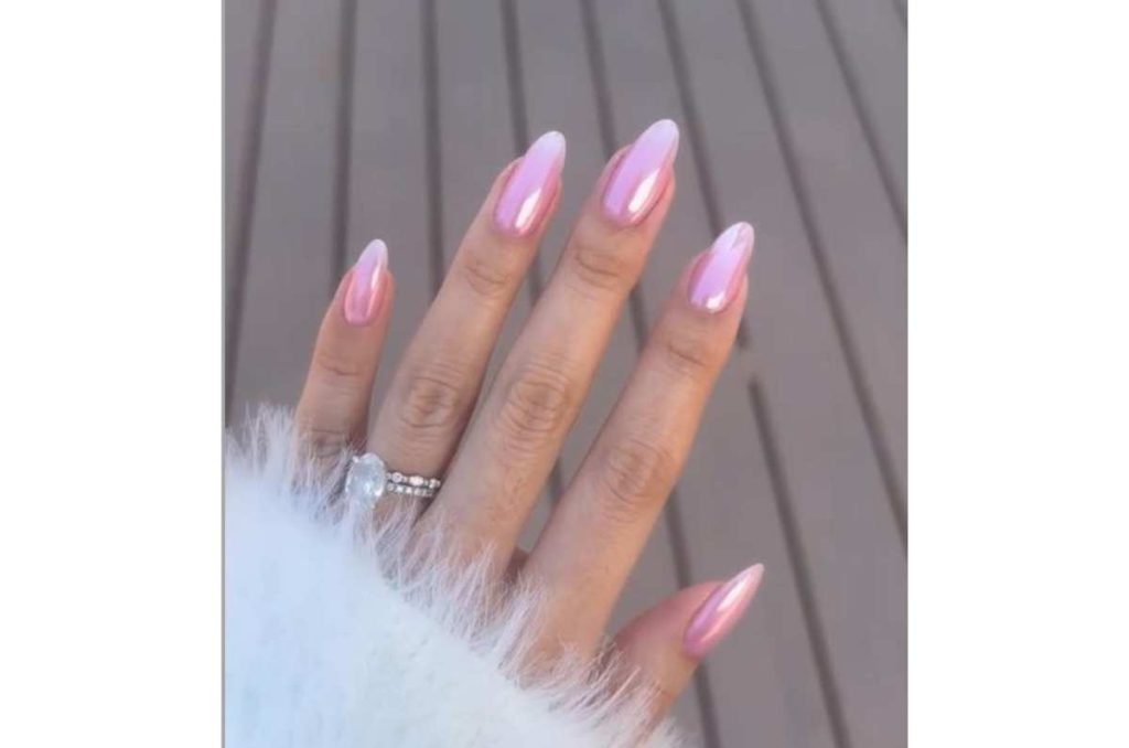 uñas de Hailey Bieber