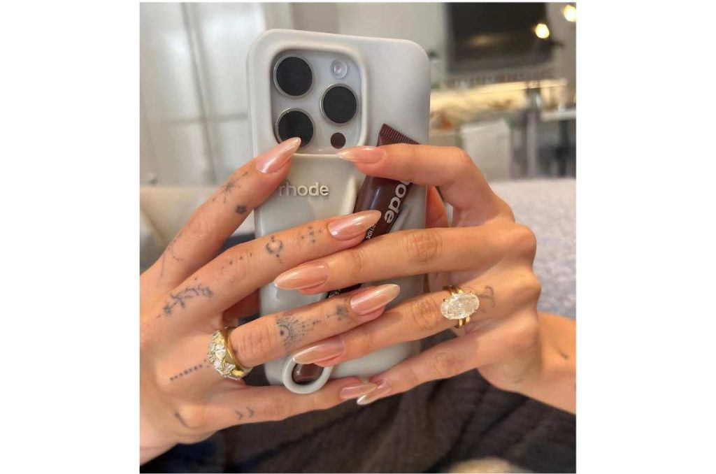 uñas de Hailey Bieber