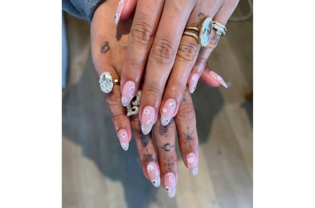 uñas de Hailey Bieber