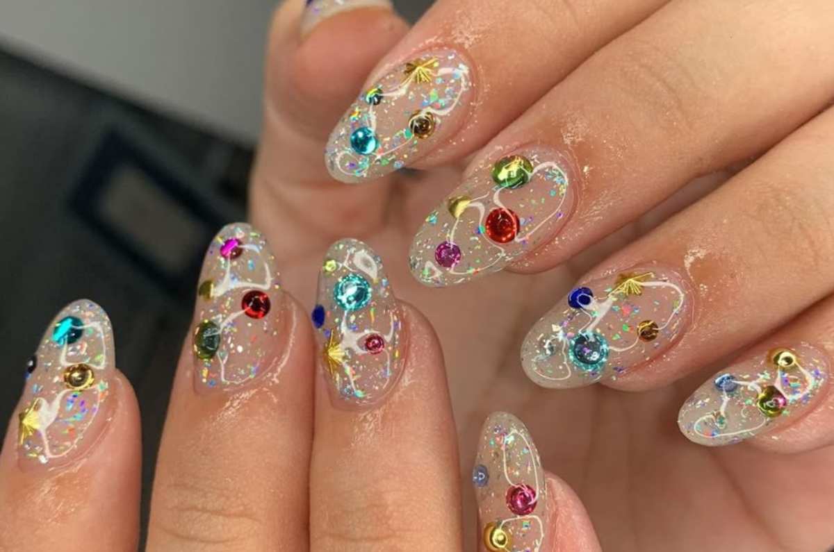 Uñas pride con gemas, la mejor forma de llevar color y brillo a la marcha este junio 2025