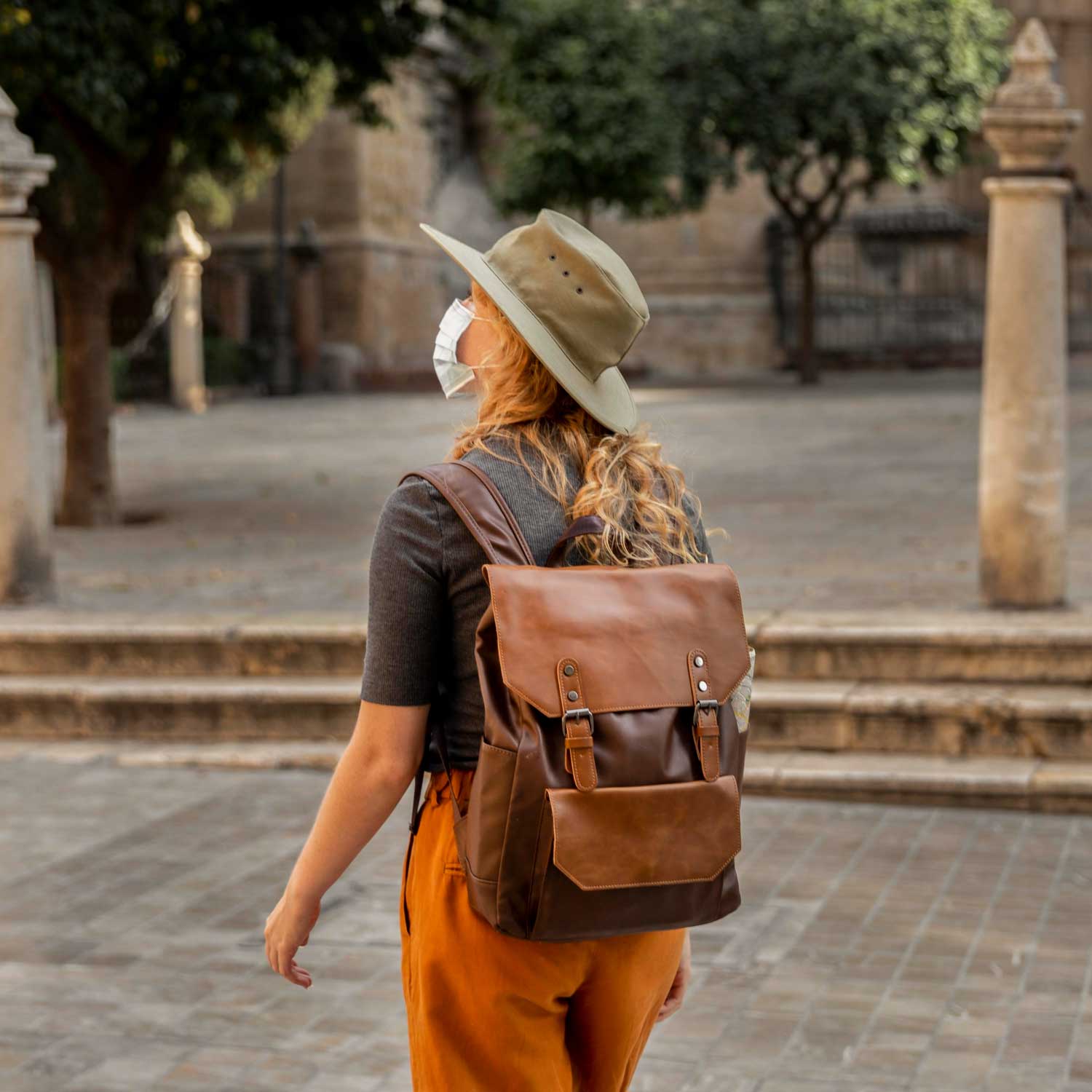 ¿Mochila o bolso? Un dilema femenino que amerita un análisis detallado y contemporáneo