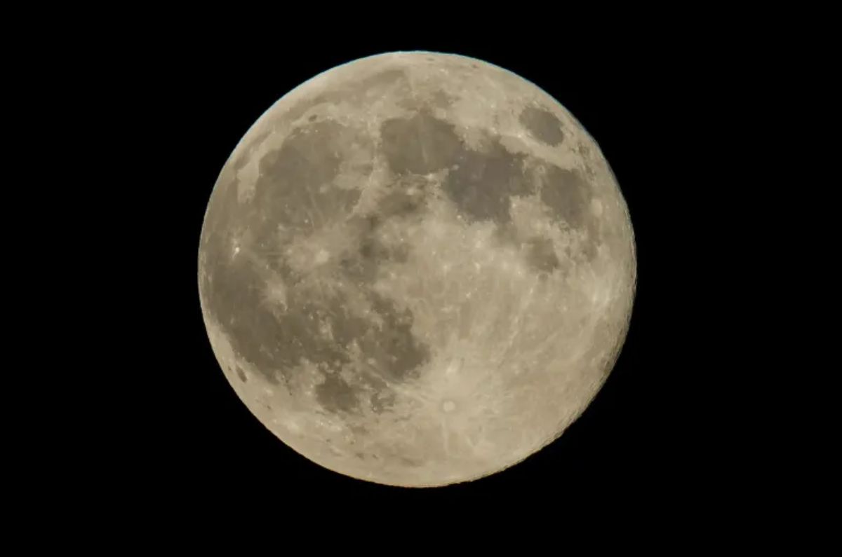 Luna del Ciervo 2025: cuándo es y los rituales que puedes hacer para soltar y conectar con tu energía