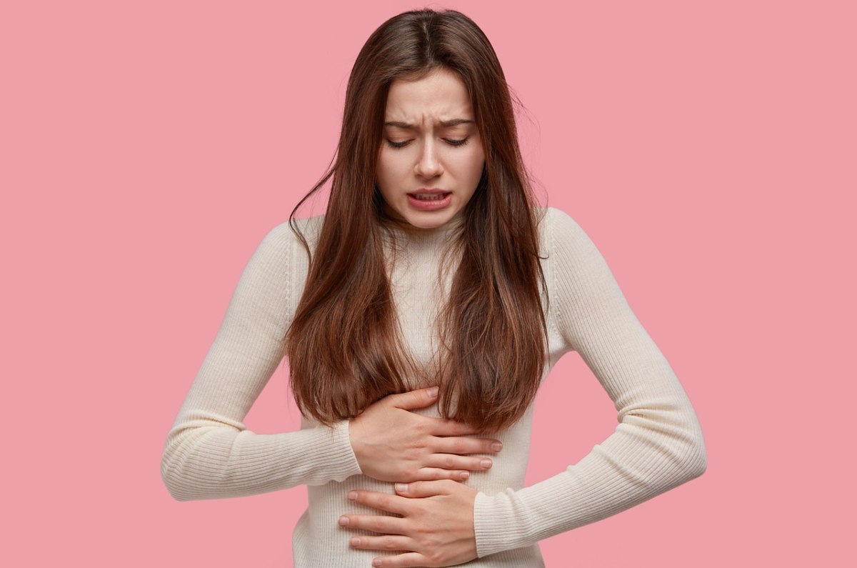 Del vientre inflamado a la balanza que sube: así se relacionan la hinchazón, la menstruación y el aumento de peso