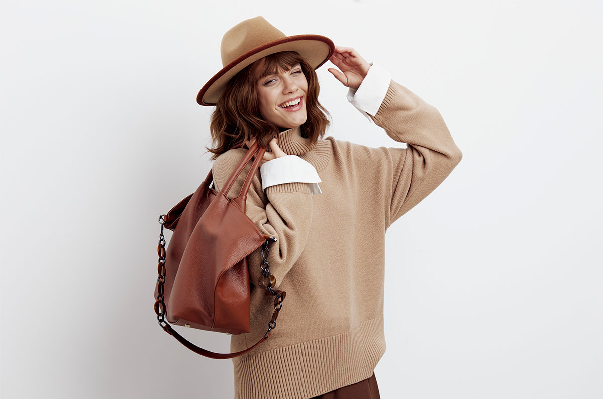 ¿Mochila o bolso? Un dilema femenino que amerita un análisis detallado y contemporáneo