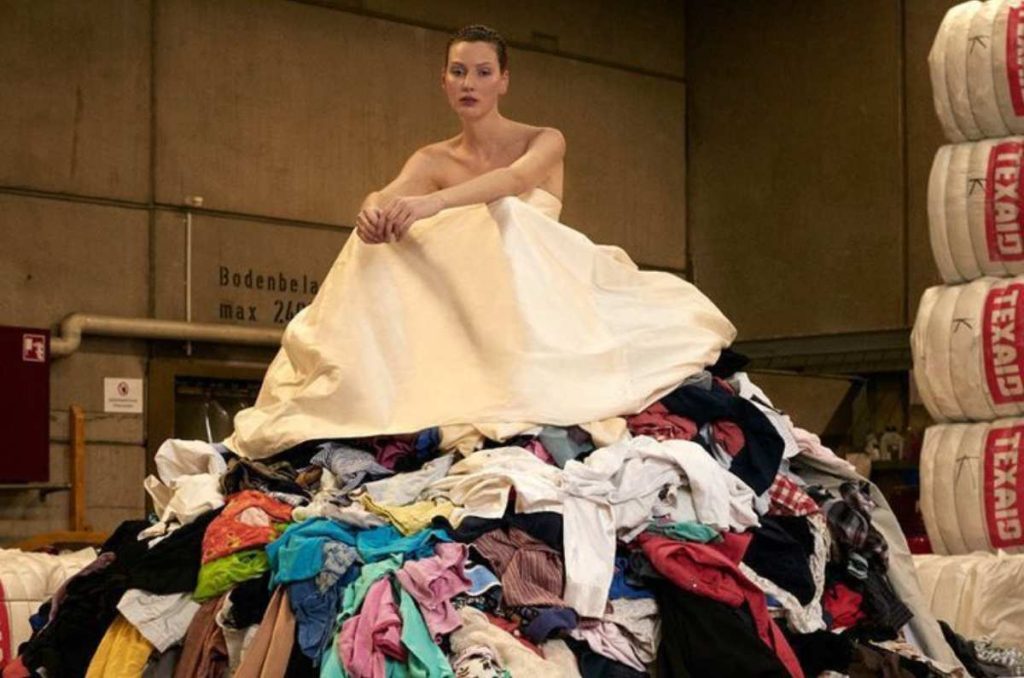 El vestido largo satinado de ZARA, ideal para una boda al aire libre 0