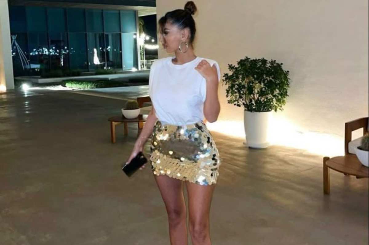 Outfits con transparencias para lucir juvenil en una noche de antro