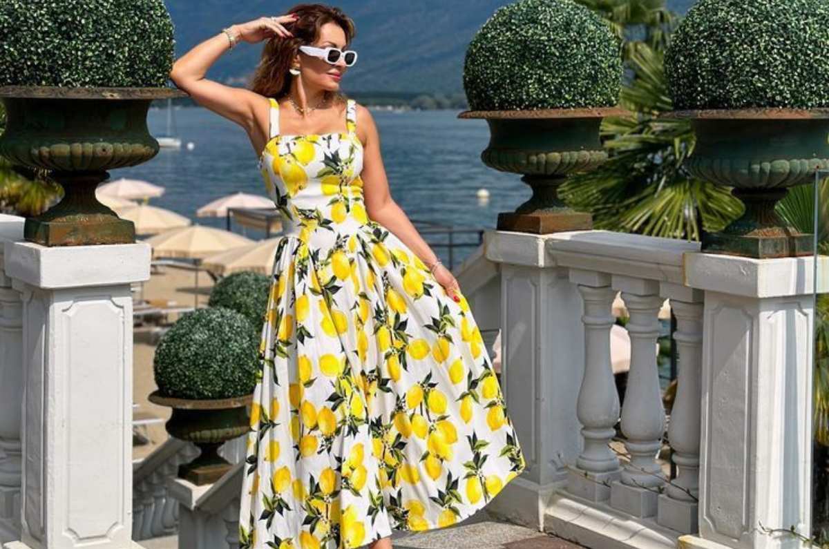 Cómo combinar vestidos largos con estampado frutal para lucir femenina y arreglada en la playa
