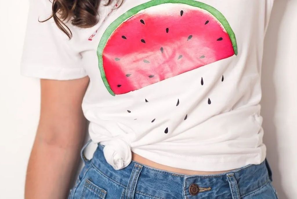 Acintura tu playera con estos trucos