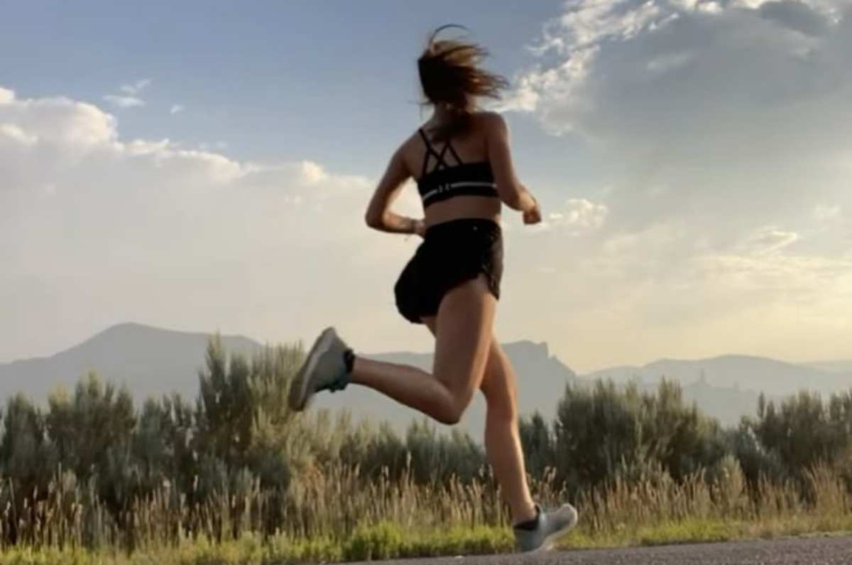 Rutina de cardio de 20 minutos al aire libre para disfrutar el sol con responsabilidad