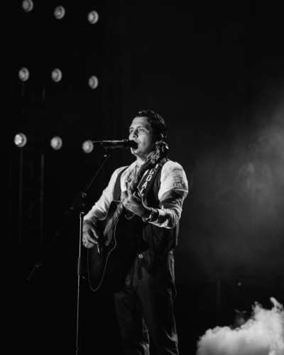 Christian Nodal burla a Chicharito