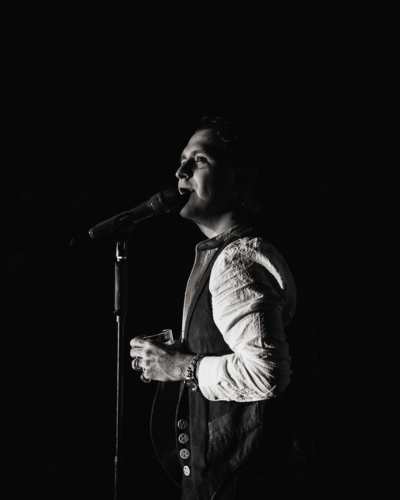 Christian Nodal burla a Chicharito