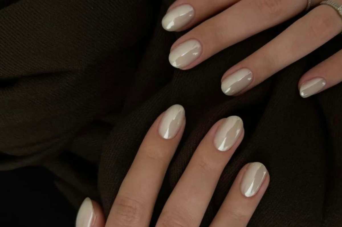 Uñas coco: la manicura minimalista que será tendencia este verano 2025