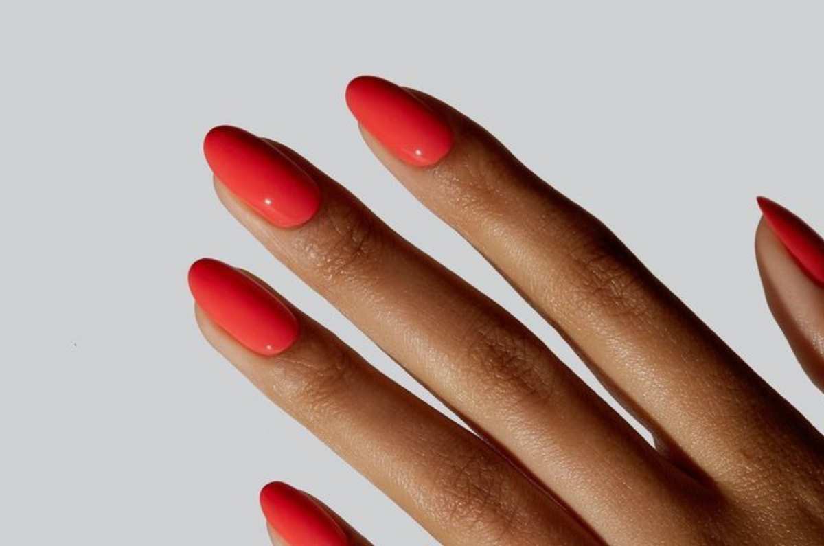 Uñas coral, el color vibrante del verano ideal para pieles morenas